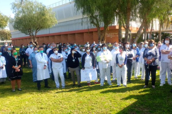 עצרת מחאה של עובדי בית החולים סורוקה בעקבות תקיפת רופאה ואנשי צוות. ״ראינו את הרופאים המותשים ב-2020״ (צילום: דוברות סורוקה).