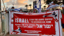 הפגנה מול משרדי אלביט. "נשק מתוצרת ישראל שימש לפגיעה באזרחים" (צילום: דיאנה גלסטיאן)