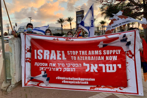 הפגנה מול משרדי אלביט. "נשק מתוצרת ישראל שימש לפגיעה באזרחים" (צילום: דיאנה גלסטיאן)