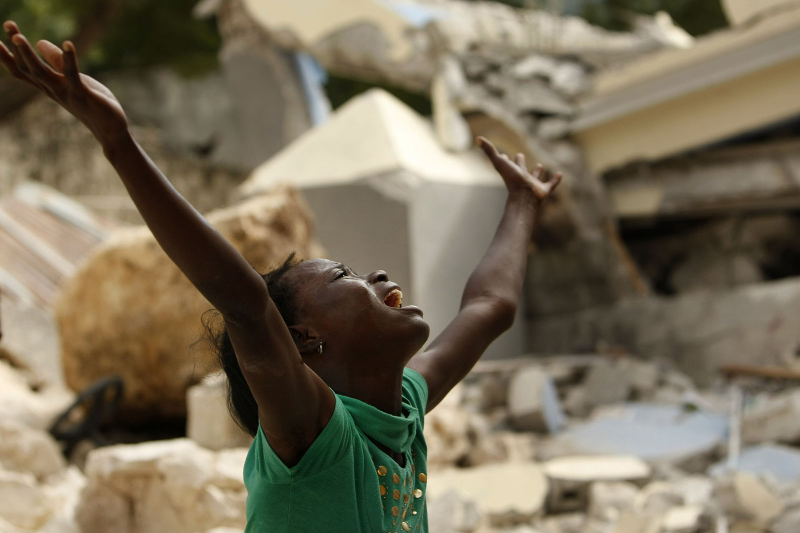 فتاة في هاييتي بعد الهزة الأرضية في عام – 2010. &quot;هذا لم يخرج من رأسي حتى اليوم. قتل فتيات ساذجات من أجل طقوس، التضحية بإنسان&quot; (تصوير: AP Photo / Gerald Herbert)