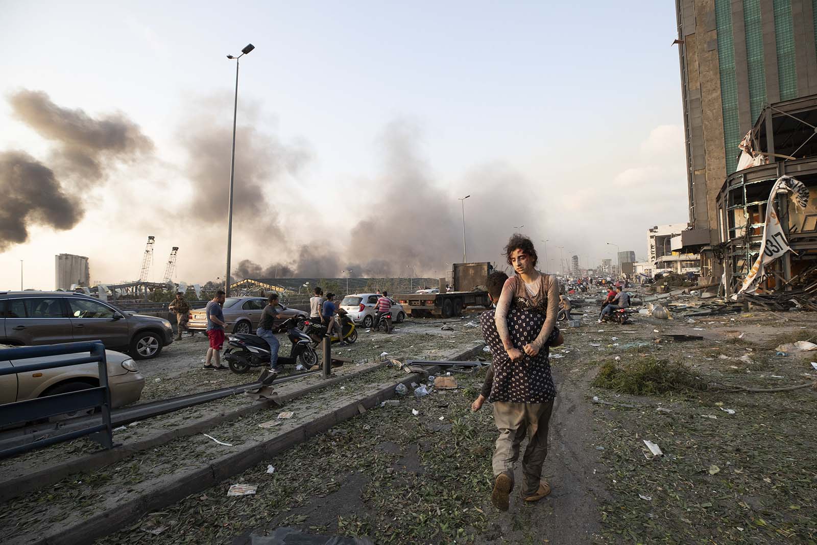إخلاء فتاة من منطقة الإنفجار في مرفأ بيروت، آب/ اغسطس 2020. &quot; الإنتقام الأقوى هو محاولة التصحيح&quot; (AP Photo / Hassan Ammar)