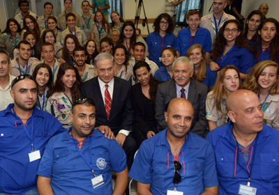 The Prime Minister of Israel, Benjamin Netanyahu, and Gal Lusky, together with representatives of the youth movements, at a ceremony honoring the fundraising campaign for the displaced in Syria, 2014 (Photo: GPO)