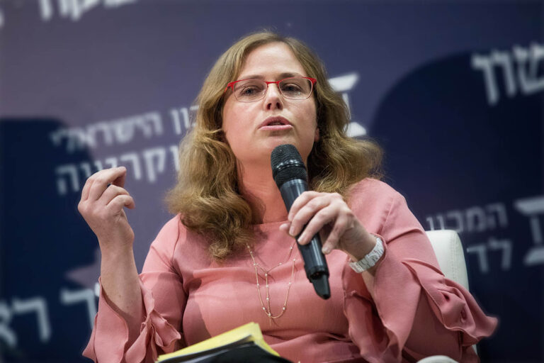 תהילה שוורץ אלטשולר, עמיתה בכירה במכון הישראלי לדמוקרטיה. "אין לנו מסגרות חקיקה טובות, הצעת חוק הפייסבוק נפלה כי היא הייתה רחבה מדי" (צילום: יונתן זינדל/פלאש 90)