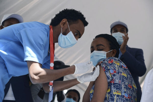 חיסון צוותים רפואיים באיתיופיה (צילום: AP Photo/Samuel Habitat
