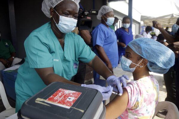 חיסון צוותים רפואיים בניגריה (צילום: AP Photo/Sunday Alamba).