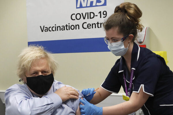 רה"מ בריטניה בוריס ג'ונסון מתחסן בחיסון של אסטרה-זנקה. 19 במרץ (צילום: AP Photo/Frank Augstein, Pool)