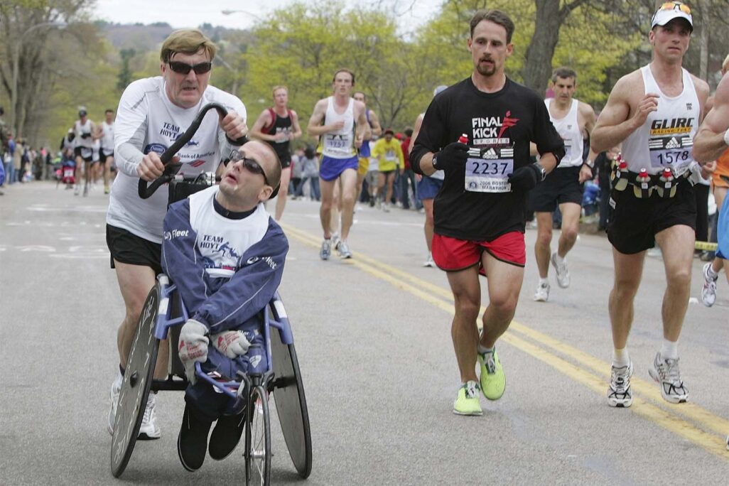 דיק הויט דוחף את בנו ריק על כיסא גלגלים במרתון בוסטון 2014, ה-25 שלהם ביחד  (AP Photo/Adam Hunger, File)