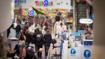 קונים בדיזנגוף סנטר בתל אביב (צילום אילוסטרציה: מרים אלסטר/פלאש90)