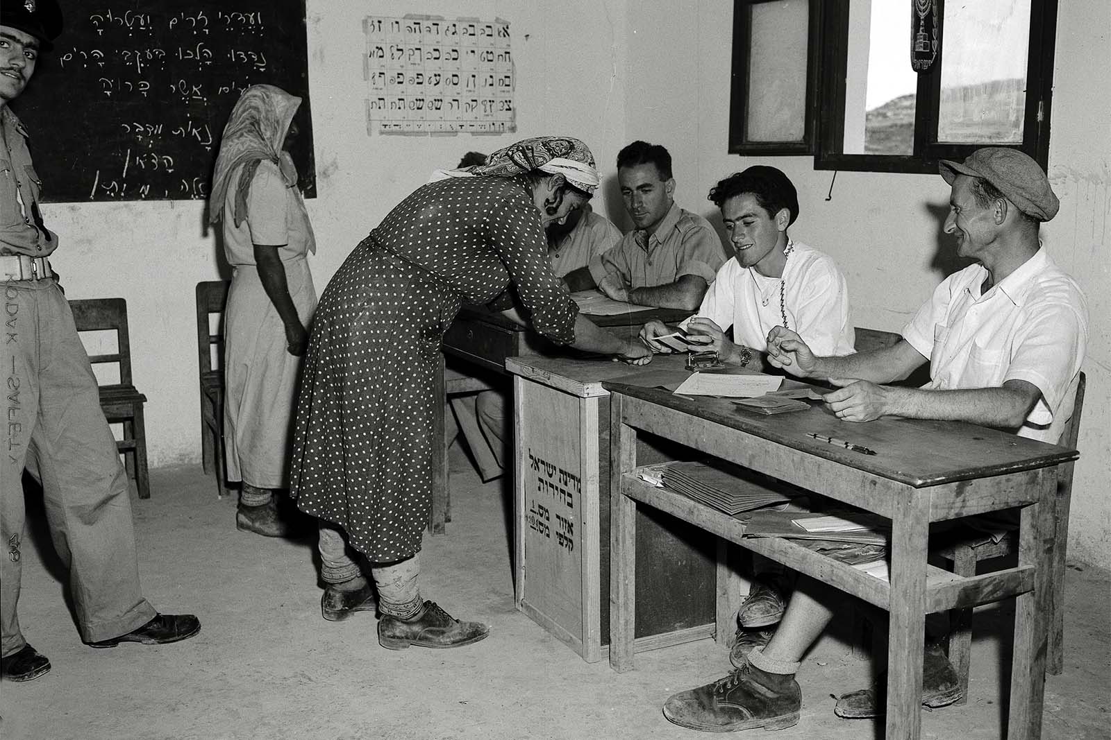 מצביעה בבחירות לכנסת ב-1951 (צילום: אלדן דוד/לע&quot;מ)