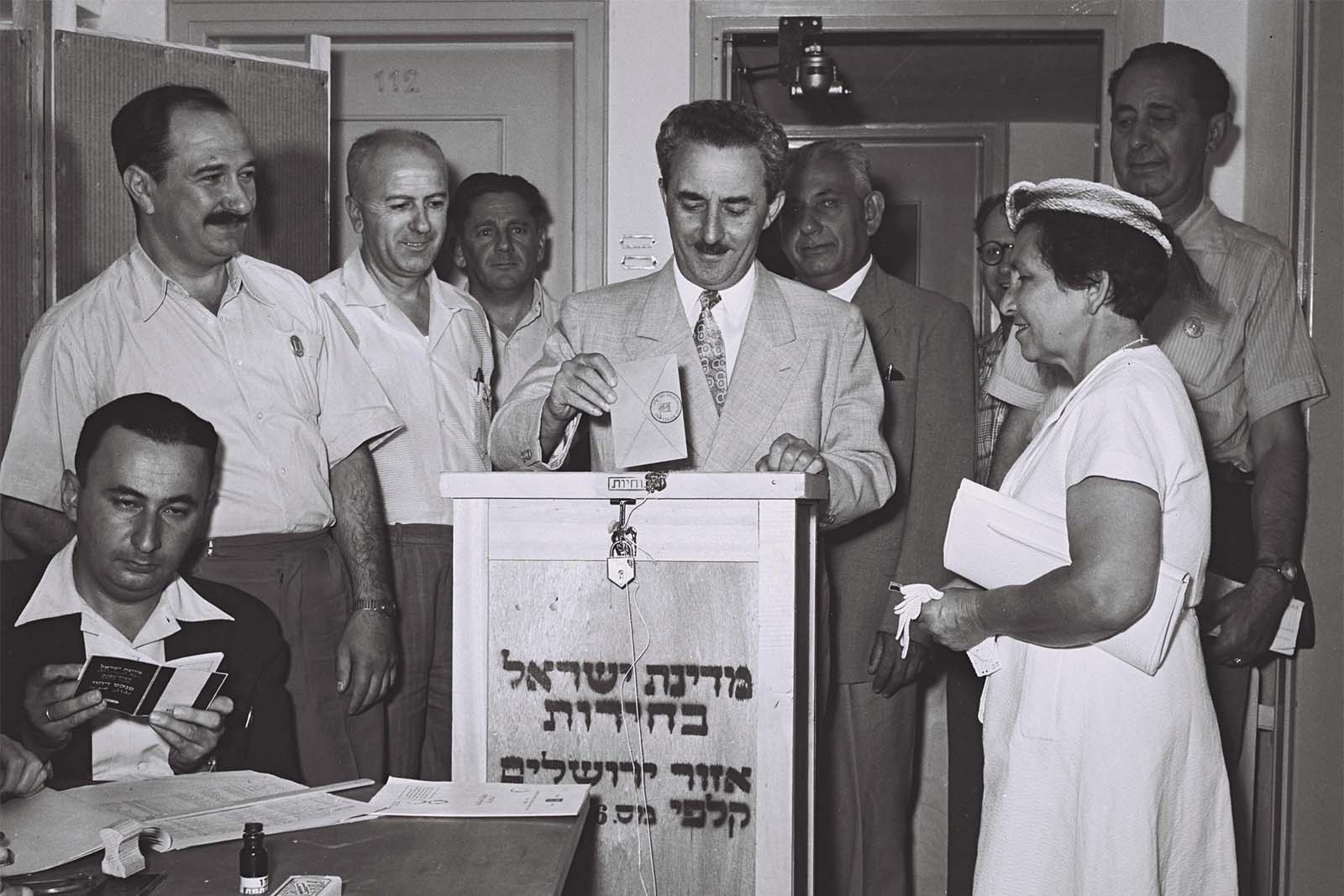 ראש הממשלה, משה שרת מצביע בבחירות לכנסת ב-1955 (צילום: כהן פריץ/לע&quot;מ)