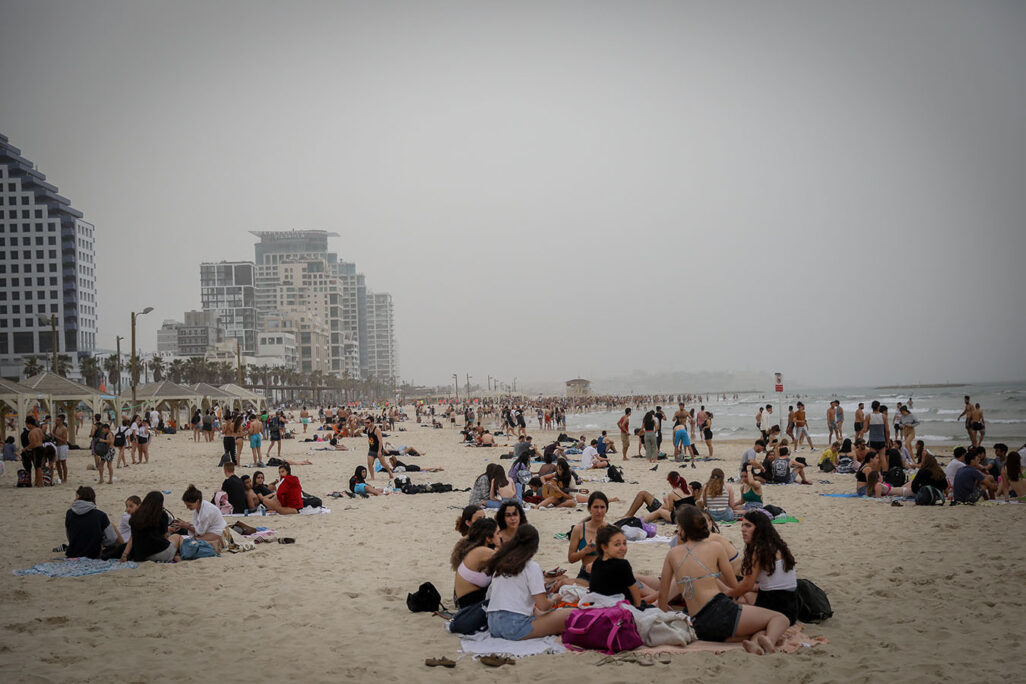 ישראלים בחופים בתל אביב. (צילום: נעם רבקין/פלאש90) ישראלים בחופי תל אביב. (צילום: נעם רבקין/פלאש90)