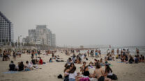 ישראלים בחופי תל אביב. (צילום: נעם רבקין/פלאש90)