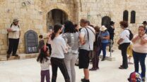 מבקרים וסיורים בגן הלאומי מגדל צדק ראש העין שנפתח לראשונה היום למבקרים (צילום: רועי שטראוס רשות הטבע והגנים)