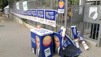 פרסומים של יש עתיד מחוץ לקלפי דרום תל אביב. (צילום: דבר)