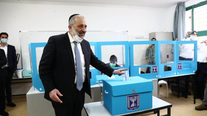 שר הפנים דרעי מצביע בבחירות לכנסת ה-24 (צילום: יעקב כהן)