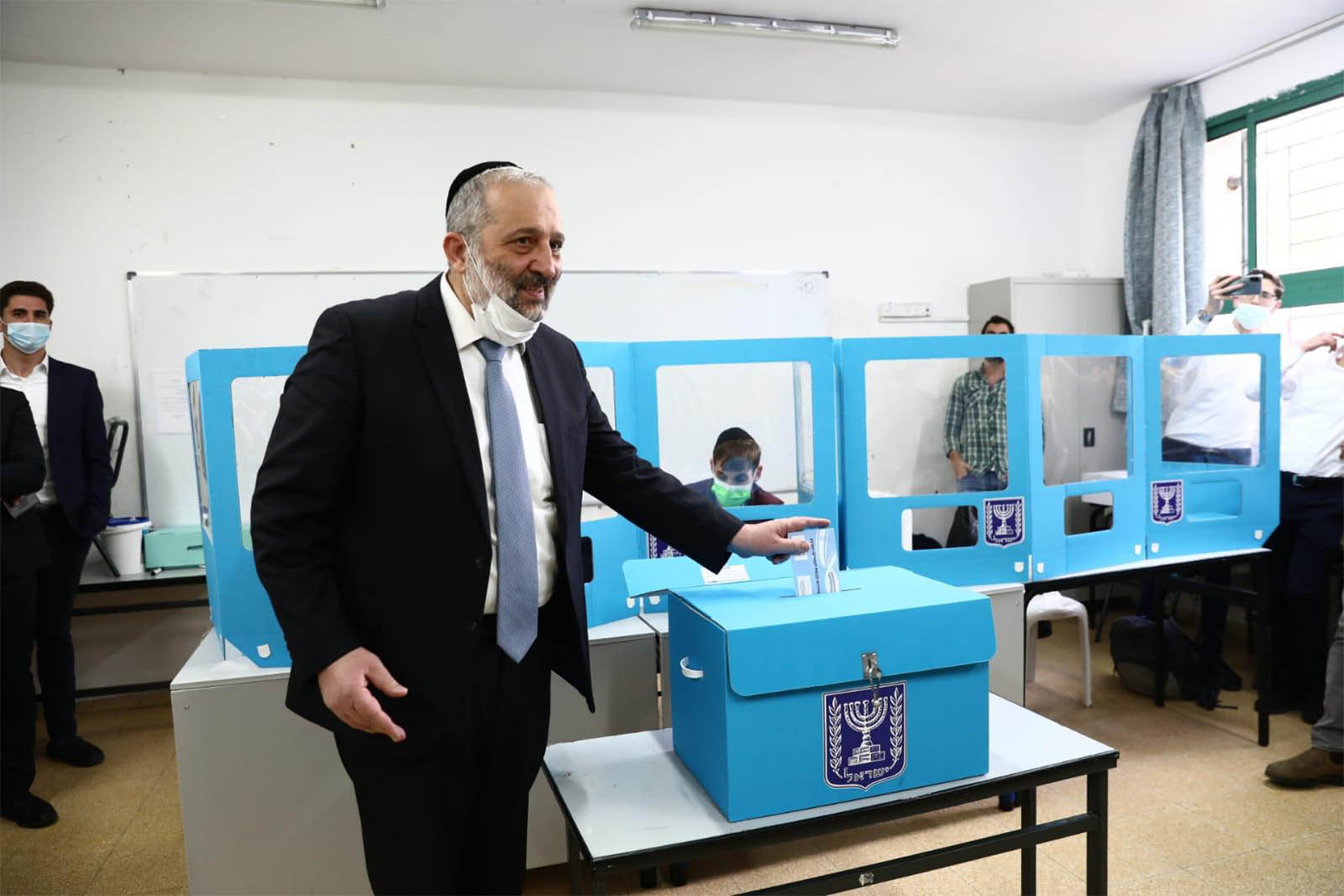 שר הפנים דרעי מצביע בבחירות לכנסת ה-24 (צילום: יעקב כהן)