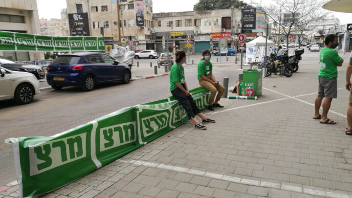 פעילי מרצ בדרום תל אביב (צילום: דבר)