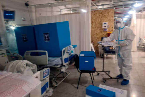 הצבעה במחלקת קורונה בבית חולים זיו בצפת (צילום: דפנה איזברוך)