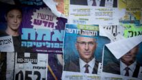 שלטי תעמולה בבחירות לכנסת ה-24 (צילום: מרים אלטשר/פלאש90)