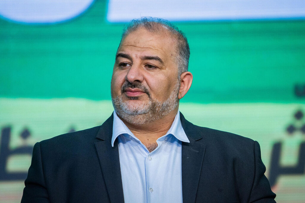 יו"ר מפלגת רע"ם מנסור עבאס במטה המפלגה בטמרה בליל הבחירות. (צילום: פלאש90) יו"ר מפלגת רע"ם מנסור עבאס במטה המפלגה בטמרה בליל הבחירות. (צילום: פלאש90)