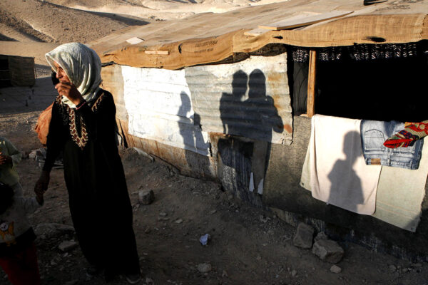 سيدة وأطفال بدو في قرية غير معترف بها (تصوير: ناتي شفوت / فلاش 90).