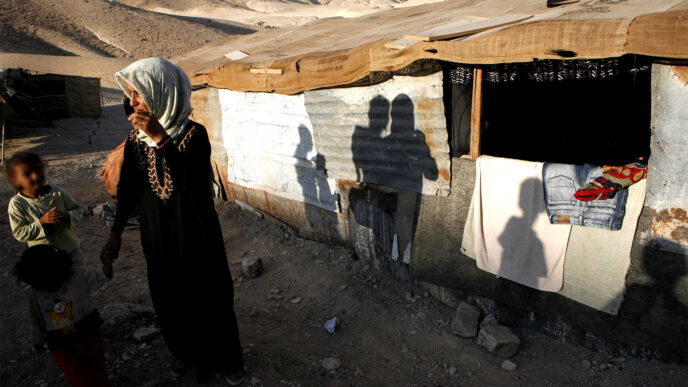 سيدة وأطفال بدو في قرية غير معترف بها (تصوير: ناتي شفوت / فلاش 90).