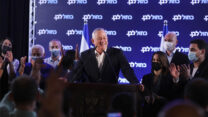 בני גנץ נואם במטה מפלגת כחול לבן (צילום: אלעד מלכה)