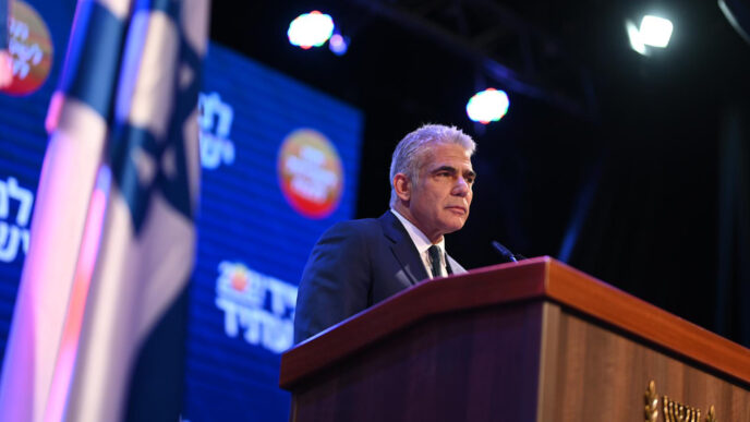 יאיר לפיד נואם במטה מפלגת יש עתיד. "הצליחה והשכילה לייצר לעצמה תשתית שטח עם השקעה בפעילי מפלגה" (צילום: אלעד גוטמן)