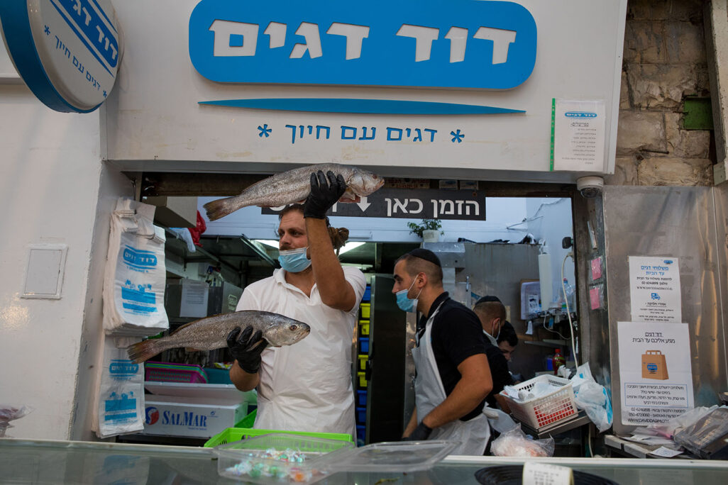 מוכר דגים בשוק מחנה יהודה (צילום: נתי שוחט/פלאש 90) מוכר דגים בשוק מחנה יהודה (צילום: נתי שוחט/פלאש 90)