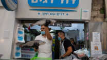 מוכר דגים בשוק מחנה יהודה (צילום: נתי שוחט/פלאש 90)