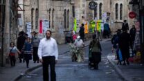 תושבים חרדים מסתובבים בשכונת מאה שערים בירושלים, ארכיון. (צילום: יונתן זינדל/פלאש90)