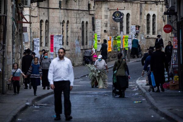 תושבים חרדים מסתובבים בשכונת מאה שערים בירושלים, ארכיון. (צילום: יונתן זינדל/פלאש90)