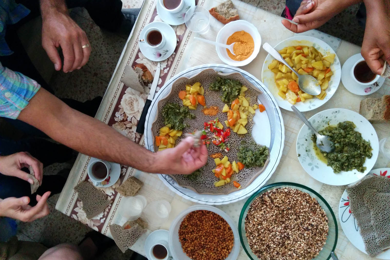 אירוח אתיופי מסורתי מתוצרת הגינה (צילום: אלבום פרטי)