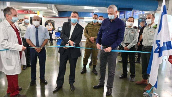 Inauguration of an underground compound for the treatment of coronavirus patients at Rambam Hospital. Right: Defense Minister Benny Gantz, Health Minister Yuli Edelstein, Health Ministry Director General Prof. Hezi Levy and Dr. Halbertal. (Photo: Ariel Hermoni)