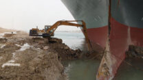 מאמצי חילוץ האוניה התקועה בתעלת סואץ  (Suez Canal Authority via AP)