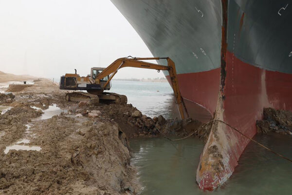 מאמצי חילוץ האוניה התקועה בתעלת סואץ  (Suez Canal Authority via AP)