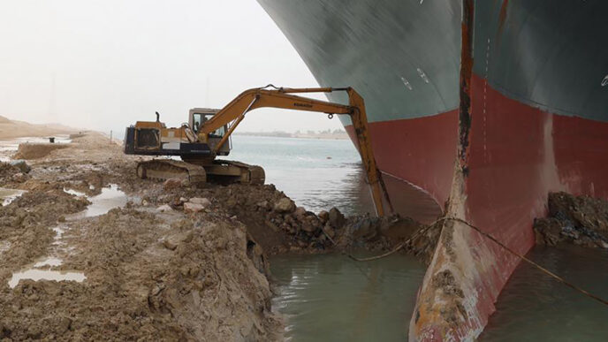 מאמצי חילוץ האוניה התקועה בתעלת סואץ (Suez Canal Authority via AP)