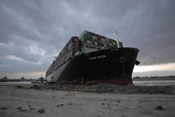 ספינת המטען  "Ever Given" שנתקעה על גדות תעלת סואץ וחוסמת את המעבר בה. (צילום: Suez Canal Authority via AP)