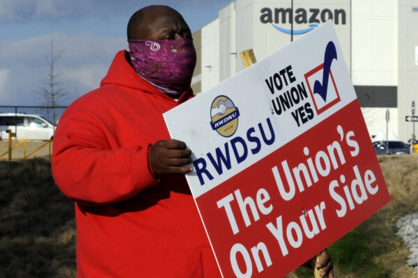 חבר איגוד עובדי הקמעונאות בהפגנת תמיכה בעובדי אמזון באלבמה  (צילום ארכיון: AP Photo/Jay Reeves, File)