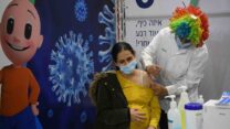 אישה בהריון מקבלת חיסון נגד נגיף הקורונה.(צילום: פלאש 90)