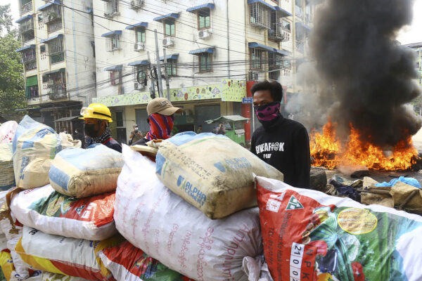 מפגינים נגד ההפיכה הצבאית במיאנמר בונים בריקדה בעיר ינגון. (צילום: AP Photo)