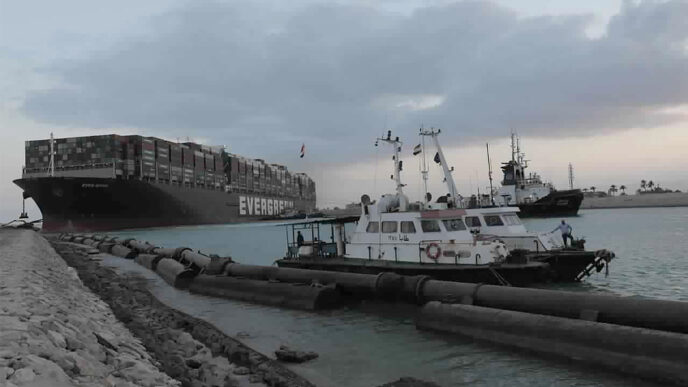 ספינת גרר מנסה לחלץ את ספינת &quot;Ever Given&quot; השחוסמת את המעבר בתעלת סואץ. (צילום: Suez Canal Authority via AP)
