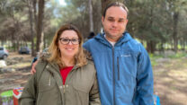 איריס ואיליה בלדר מטיילים בפארק יערות הכרמל (צילום: יעל אלנתן)