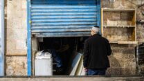אדם סוגר חנות בשוק מחנה יהודה (צילום אילוסטרציה: יונתן זינדל/פלאש90)