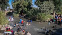 מטיילים בנחל הקיבוצים (צילום: יוסי זליגר/פלאש90)