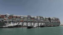 מאמצי החילוץ של ספינת הענק Ever Given בתעלת סואץ (Suez Canal Authority via AP)