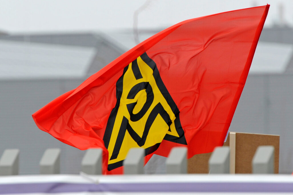 דגל איגוד עובדי המתכת בגרמניה, ה-IG Metall. (צילום: AP Photo/Jens Meyer, File)