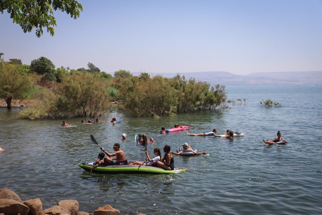 כינרת (צילום: יוסי אלוני/פלאש 90) מתרחצים בכנרת (צילום: יוסי אלוני/פלאש 90)