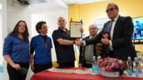 הענקת אות הוקרה לתנועת הנוער העובד והלומד על הנצחת גבורת הלוחמים היהודים בנאצים. מימין: שגריר רוסיה בישראל, אנטולי דמיטרייביץ' ויקטורוב , יו"ר ברית הווטרנים בישראל  אברהם גרינזייד, יו"ר הנוער העובד והלומד פסח האוספטר, רכזת הפעילות לנוער דובר רוסית בנוער העובד והלומד חגית שוורצמן, ומיטל אשפיז, רכזת בתנועה (צילום: מיכל מרנץ)