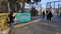 כניסה לבית הספר העל יסודי זיו בירושלים בחזרת כיתות ז'-י' ללימודים לאחר הסגר השלישי (צילום: דוד טברסקי)